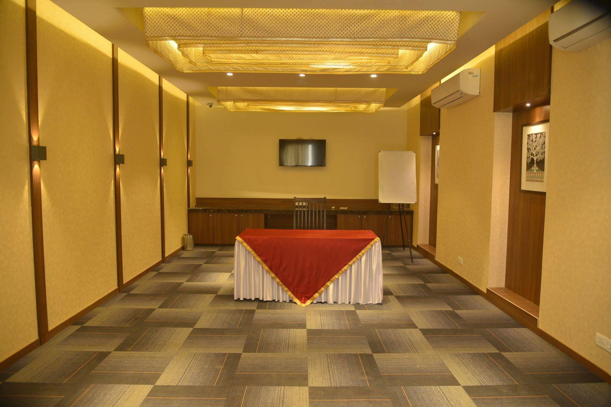 ホテル ガンダルヴ ア グリーン ホテル ジャイプール エクステリア 写真